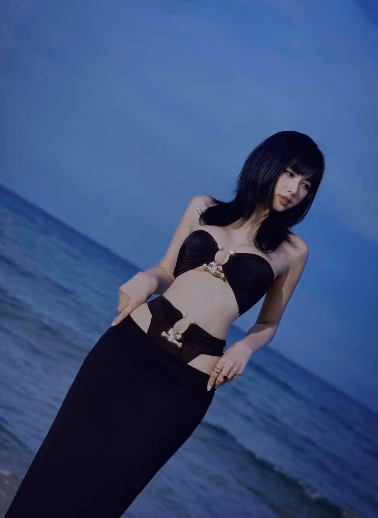 Gần đây, hình ảnh Tâm Tít với gương mặt dài với chiếc cằm V-line khác lạ khiến fan không khỏi nghi ngờ.