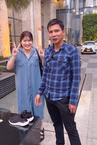 Đính kèm hình ảnh Lộc Fuho không quên tự khen: “Còn ai dám chê thầy xấu nữa không. Đúng là thầy đẹp trai vì lụa… Đang 28 tuổi mà mặc bộ này thành 18 luôn.”