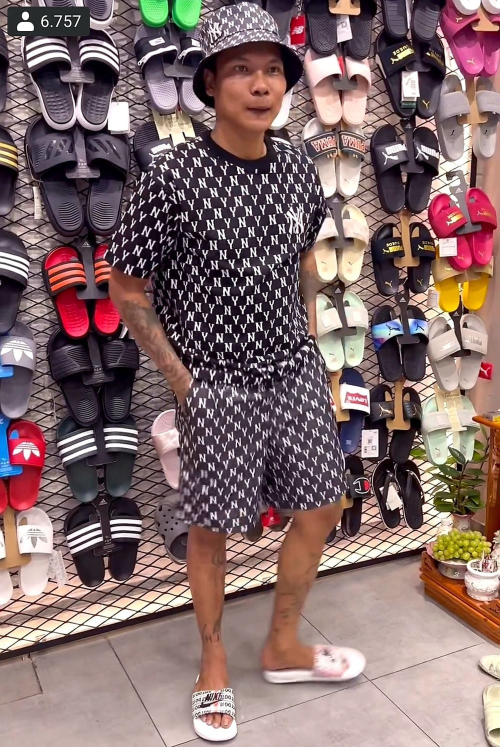 Đến khi thanh toán, nhìn thấy loạt túi đồ hiệu trải dài trên quầy thu ngân, nhiều người không khỏi choáng ngợp vì độ chịu chi của Lộc Fuho trong lần mua sắm này.