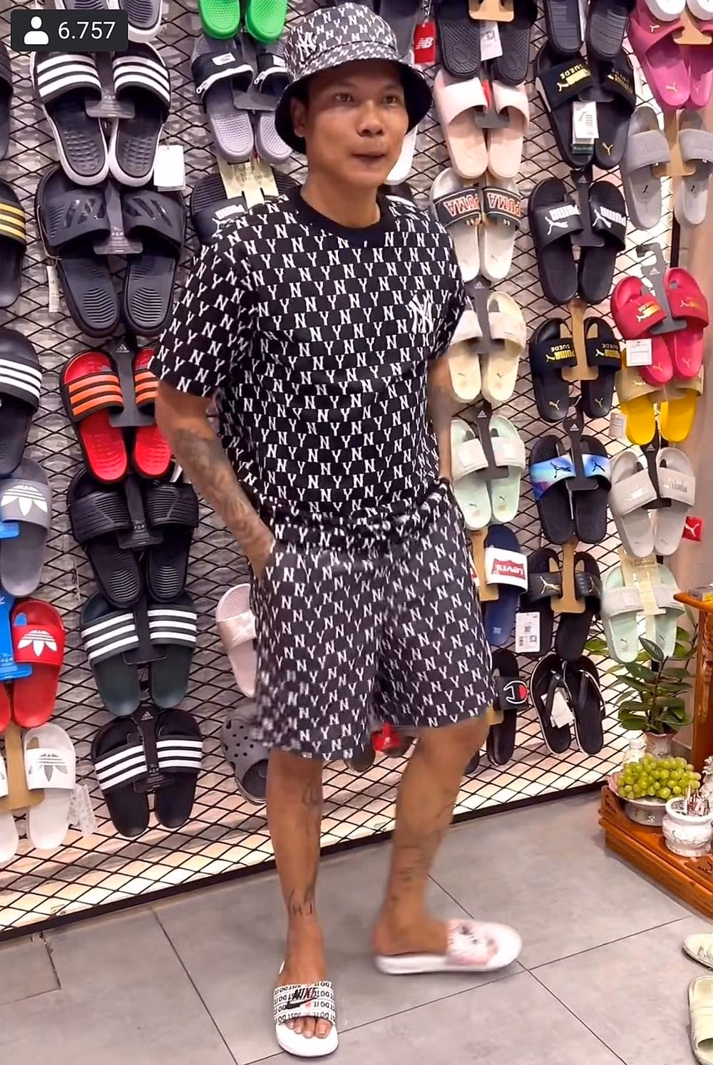 Đến khi thanh toán, nhìn thấy loạt túi đồ hiệu trải dài trên quầy thu ngân, nhiều người không khỏi choáng ngợp vì độ chịu chi của Lộc Fuho trong lần mua sắm này.