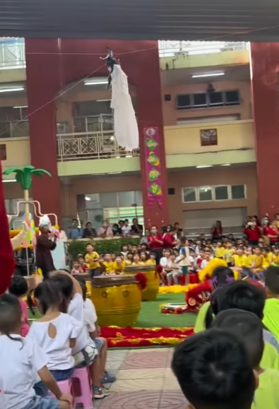 Diện mạo của chị Hằng bay lơ lửng không chân không tay được nhiều người nhận xét như trong những bộ phim kinh dị.