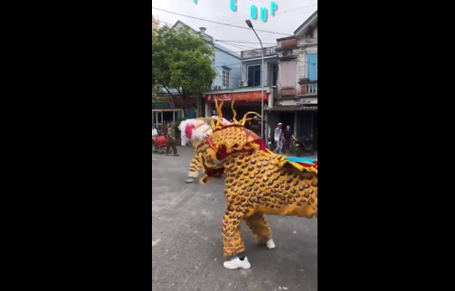 Hiện tại đoạn clip múa lân phiên bản kinh dị này vẫn thu hút sự chú ý của cư dân mạng. Ảnh: Chụp màn hình