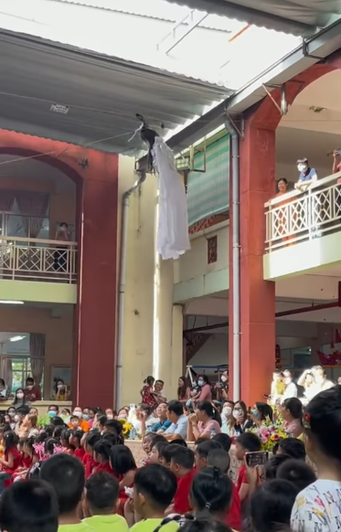 Theo đó, đoạn clip ghi lại màn “hạ phàm” của chị Hằng trong truyền thuyết. Thế nhưng, chị Hằng này có tạo hình khác lạ khi được làm bằng hình nộm, bay từ trên cao xuống.