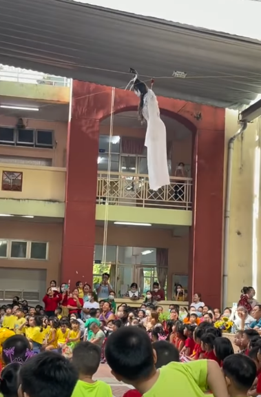 Sau lời giới thiệu của chú Cuội trong lễ hội Trung thu, mô hình "chị Hằng" với chiếc váy trắng, tóc dài, mặt nạ trắng đu dây trượt từ tầng 2 xuống sân khấu trước những ánh mắt ngỡ ngàng của hàng trăm cháu bé.