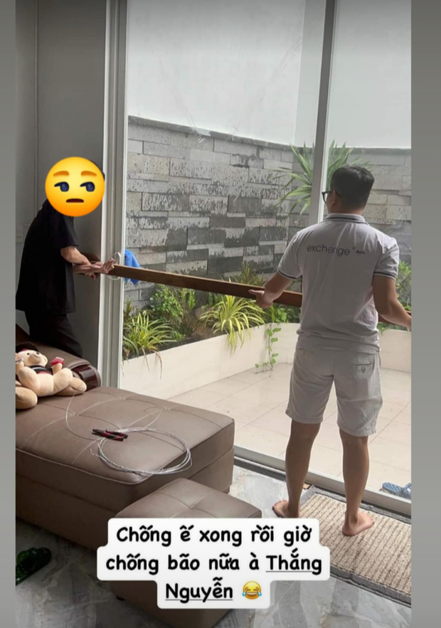 Trước tác động của bão Noru, các hoạt động du lịch, giải trí cũng phải tạm dừng. Một chàng trai đã lặn lội vào Đà Nẵng dự đám cưới bạn thân kết hợp du lịch. Tuy nhiên vì bão đổ bộ nên anh đã phải đổi chuyến và ở lại Đà Nẵng.