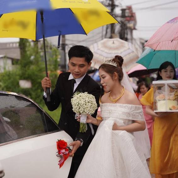 Thế nhưng chiều 27/9, dự kiến cơn bão Noru sẽ đổ bộ vào miền Trung và ảnh hưởng trực tiếp tại các khu vực như Đà Nẵng, Quảng Nam, Quảng Ngãi... nên gia đình bà đã đẩy nhanh tiến độ, tổ chức từ sáng sớm và hoàn tất tiệc đãi khách vào buổi trưa. Ảnh: Pháp Luật Online