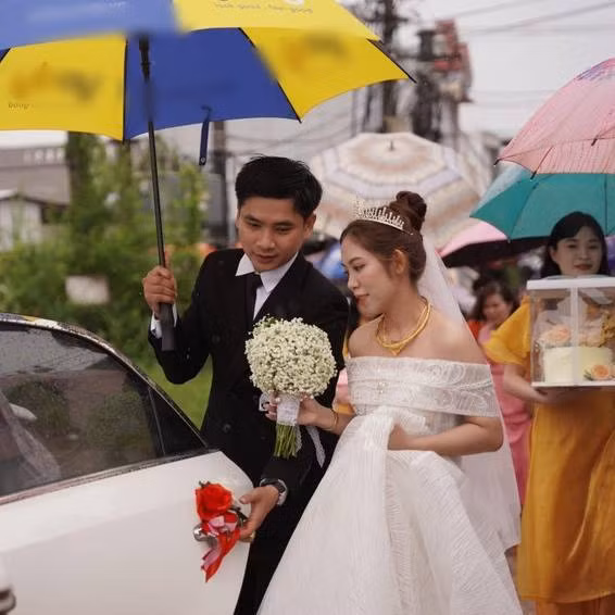 Thế nhưng chiều 27/9, dự kiến cơn bão Noru sẽ đổ bộ vào miền Trung và ảnh hưởng trực tiếp tại các khu vực như Đà Nẵng, Quảng Nam, Quảng Ngãi... nên gia đình bà đã đẩy nhanh tiến độ, tổ chức từ sáng sớm và hoàn tất tiệc đãi khách vào buổi trưa. Ảnh: Pháp Luật Online