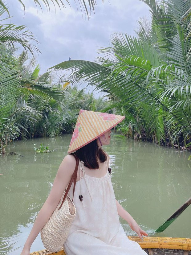 Một cô gái tên Q.B cũng đang có chuyến du lịch cùng gia đình ở Đà Nẵng. Nhưng không có biển xanh cát trắng nắng vàng như kỳ vọng, thay vào đó cả đoàn nhà Quỳnh ở khách sạn cả ngày ngắm mưa.