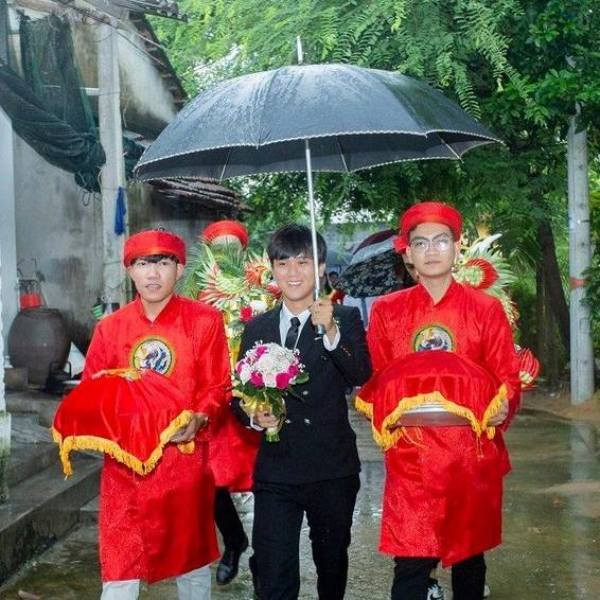 Một đám cưới khác cũng phải chạy bão Noru, đẩy nhanh tiến độ để kịp chuẩn bị chống bão. Ảnh: Pháp Luật Online