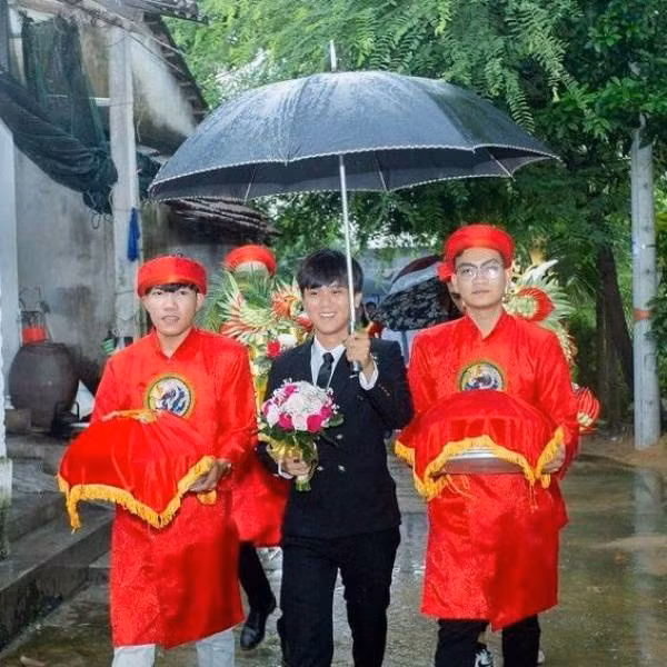 Một đám cưới khác cũng phải chạy bão Noru, đẩy nhanh tiến độ để kịp chuẩn bị chống bão. Ảnh: Pháp Luật Online