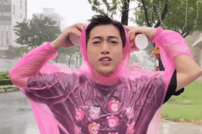 TikToker Hoàng Anh Panda (26 tuổi, đang làm việc ở TP HCM) cũng đang có mặt ở Đà Nẵng. Trên kênh TikTok gần 896 nghìn người theo dõi, Hoàng Anh đã làm clip đi du lịch trúng mùa bão, ghi lại khoảnh khắc gió thổi dữ dội khi đội mưa đi mua đồ ăn.