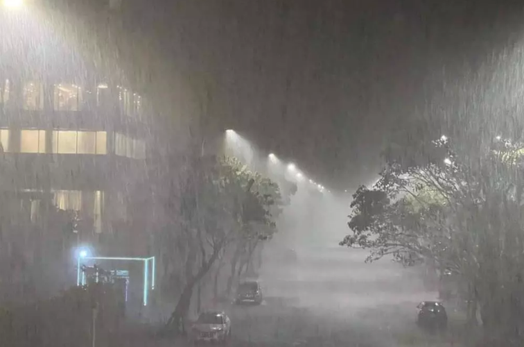 Ở thời điểm hiện tại, cả nước đều hướng về "khúc ruột" miền Trung vì siêu bão số 4 mang tên Noru đã đổ bộ vào đất liền.