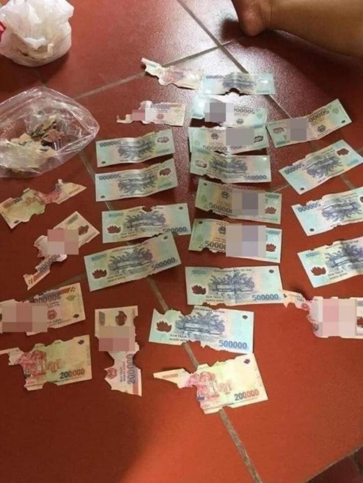 Sau khi chia sẻ lên MXH thì được biết đây là số quỹ đen mà ông chồng này cố gắng cất giấu, qua mặt vợ mình. Anh không ngờ rằng số tiền mình trân quý lại thành "miếng mồi" béo bở cho lũ chuột. Công sức tích góp suốt thời gian qua của người đàn ông cứ thế trở thành những mảnh giấy lộn rách nát.