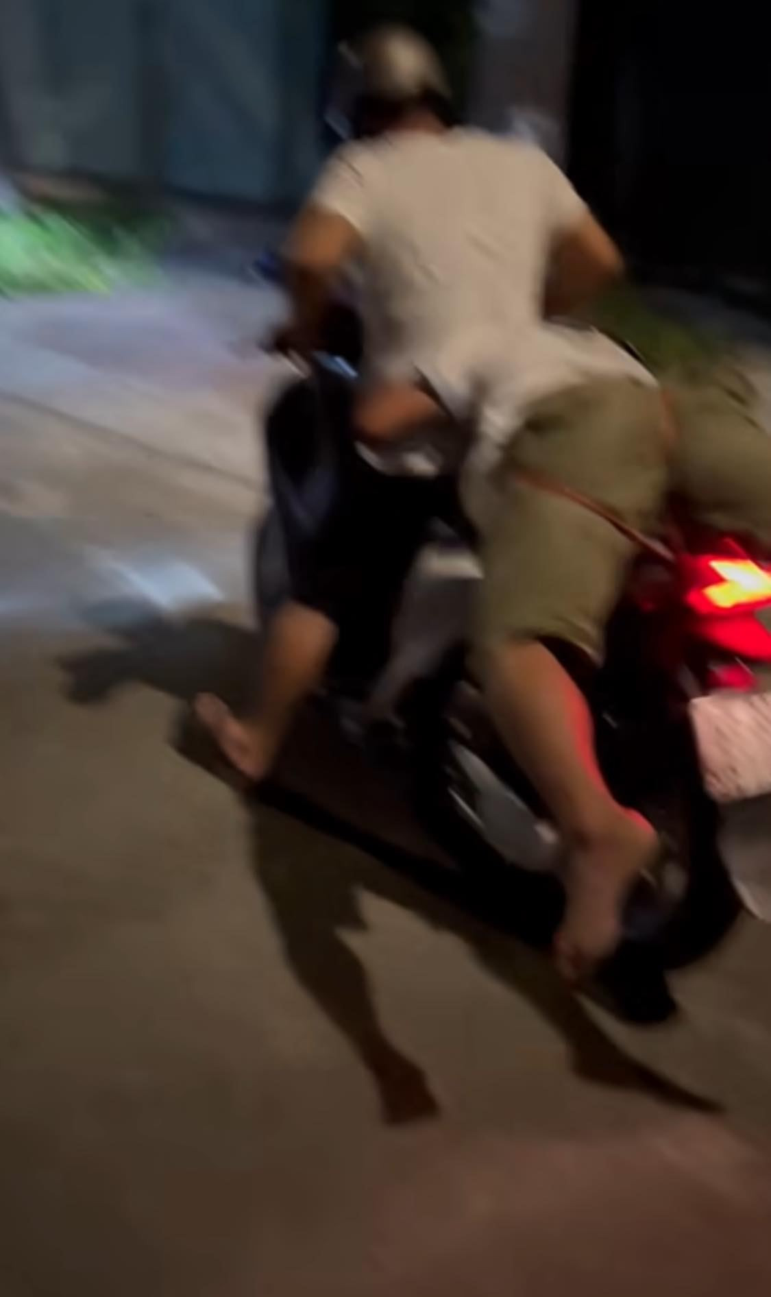 Theo đó người đàn ông say xỉn này được vác lên nằm phía sau xe máy rồi quấn dây chằng chịt nhằm để không bị rơi khi đi trên đường. Ảnh: Lê Tiền Giang