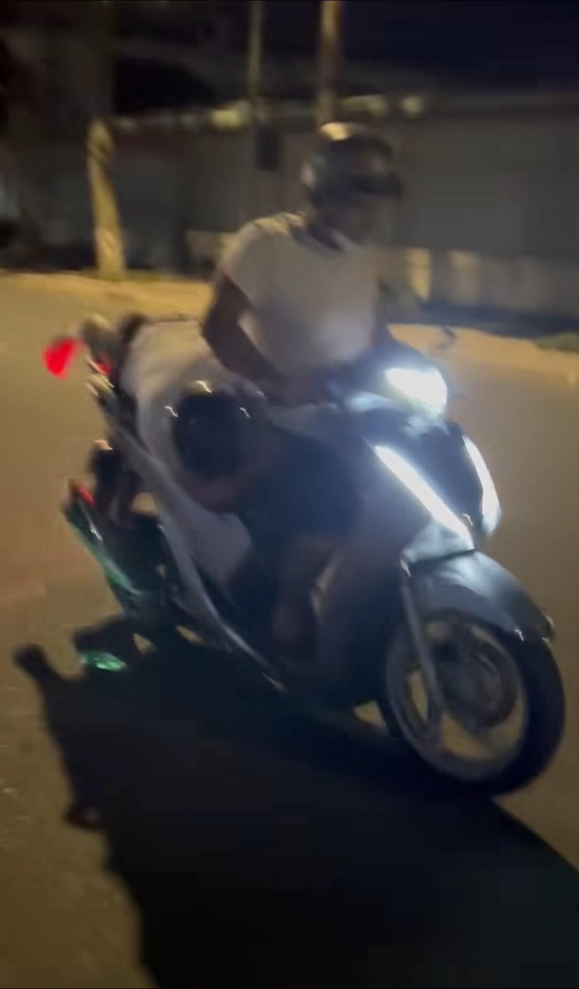 Mặc dù không biết trên đường đi có xảy ra vấn đề gì không nhưng netizen cho rằng việc chằng dây phía sau khá nguy hiểm khi đi trên đường. Ảnh: Lê Tiền Giang