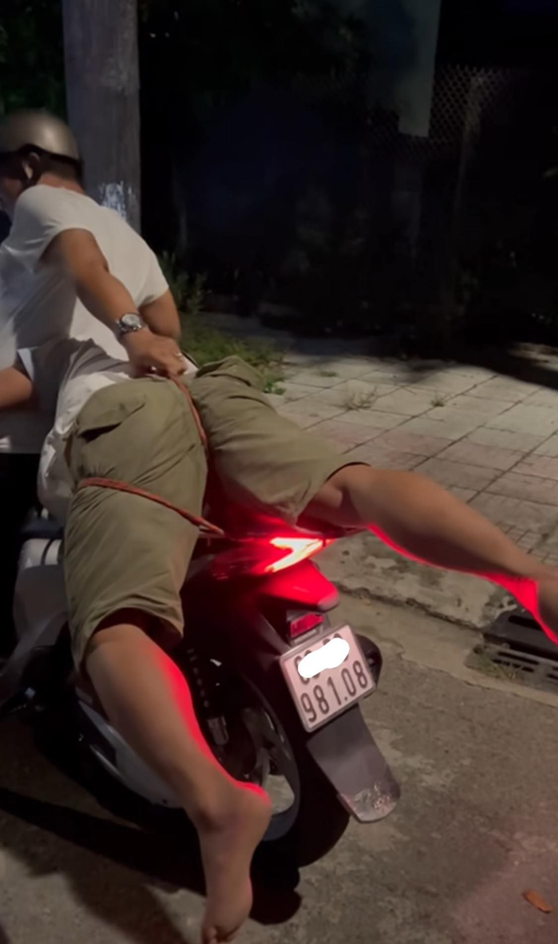 Mới đây những hình ảnh một thanh niên say xỉn được bạn đưa về khiến netizen được phen cười nghiêng ngả, nguyên nhân chính là cách "bá đạo" mà anh bạn này sử dụng để đưa bạn nhậu say về nhà. Ảnh: Lê Tiền Giang