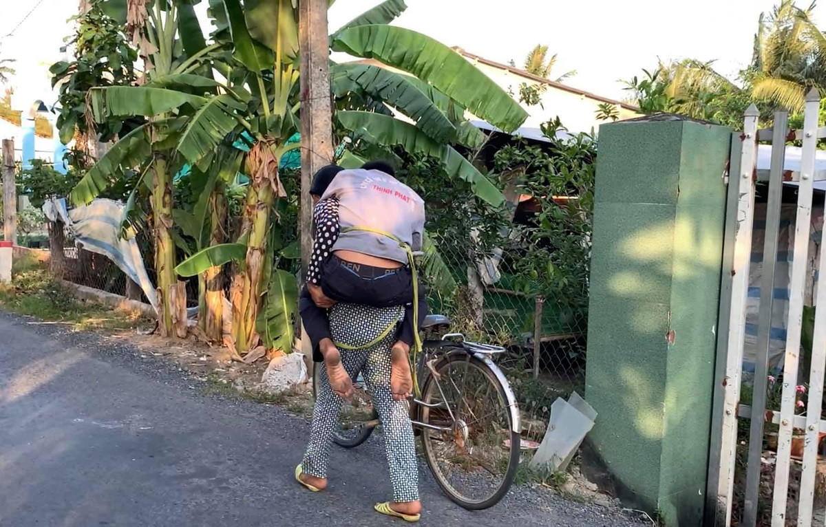 Loạt ảnh về “cặp đôi” miền Tây từng khiến cư dân mạng xôn xao. Chồng say nằm bệt trên vệ cỏ, còn “nóc nhà” vác xe đạp đi tìm.