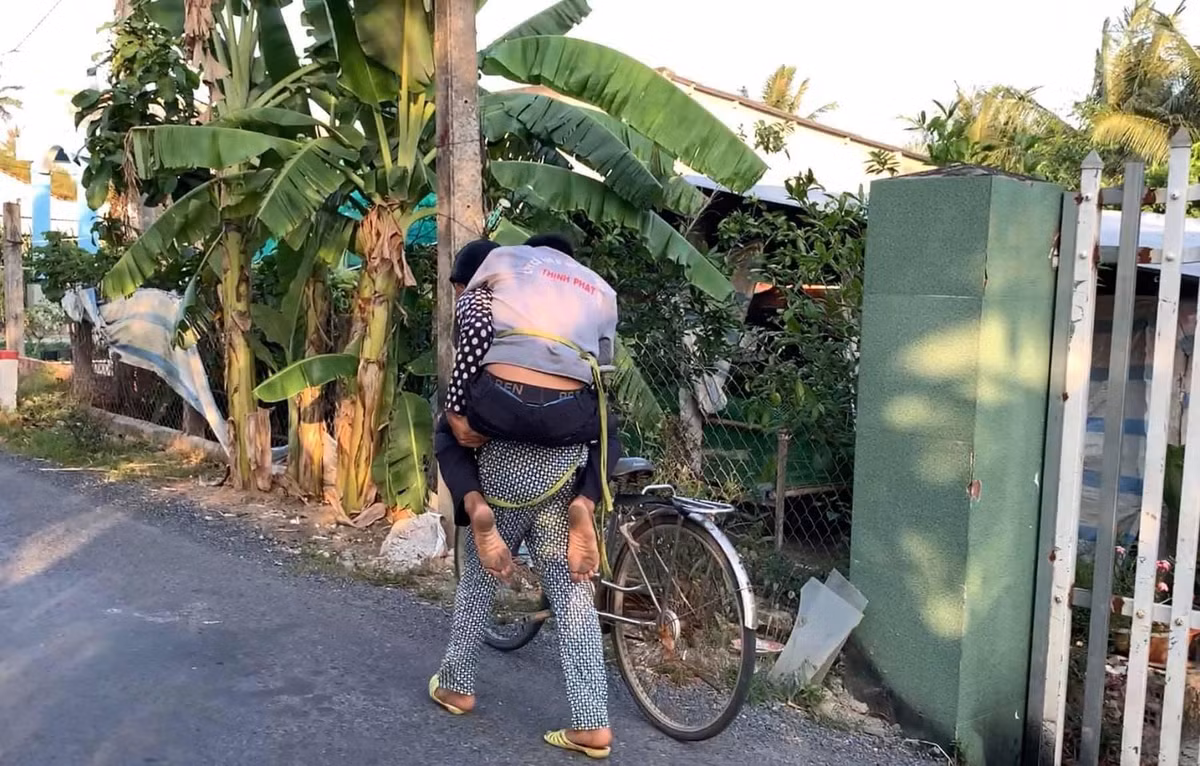 Loạt ảnh về “cặp đôi” miền Tây từng khiến cư dân mạng xôn xao. Chồng say nằm bệt trên vệ cỏ, còn “nóc nhà” vác xe đạp đi tìm.