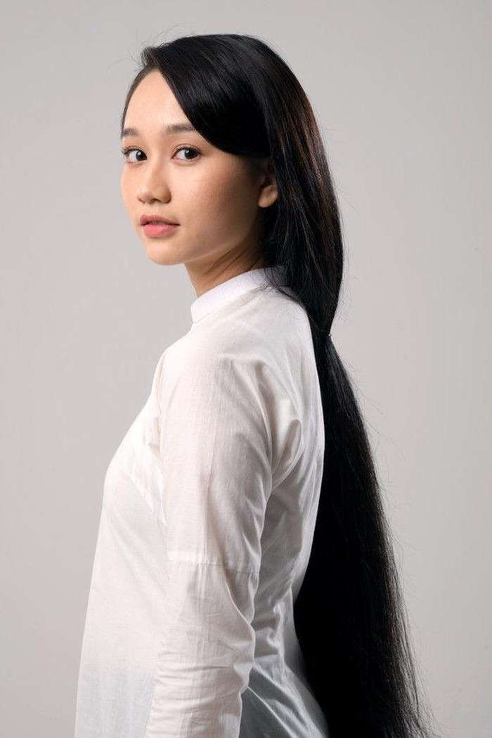 Được biết hot girl Mắt biếc này tăng hơn 8kg, đi lại khó khăn do thoái hóa khớp. Chính điều đó khiến người đẹp mặc cảm, hạn chế xuất hiện trước công chúng