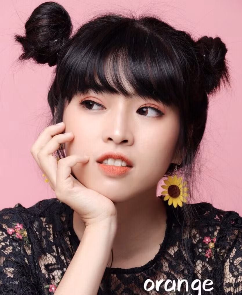 Trong quá trình hoạt động nghệ thuật, Khánh Vân cũng từng nhận nhiều phản ứng trái chiều, thậm chí có người gọi cô là gái hư khi liên tục đăng tải hình ảnh gợi cảm.