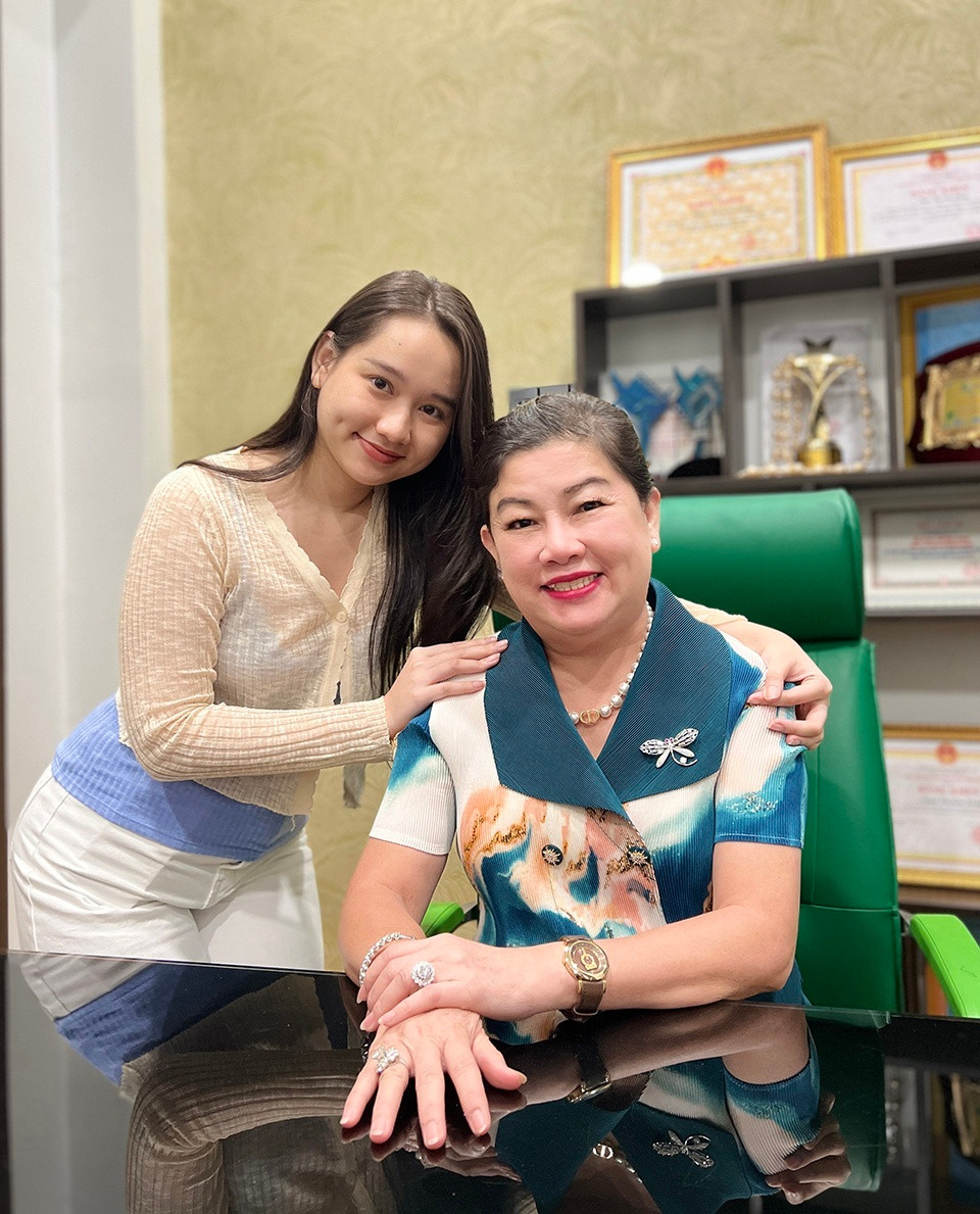 Là một trong những cái tên nổi đình đám nhất từ vai diễn Hà Lan trong Mắt biếc, hình ảnh hot girl Trúc Anh mới đây khiến nhiều người không khỏi bất ngờ. Khác với nhan sắc ngọt ngào, xinh đẹp thời điểm tham gia phim, diễn viên 9X giờ đây có ngoại hình tròn trịa hơn.