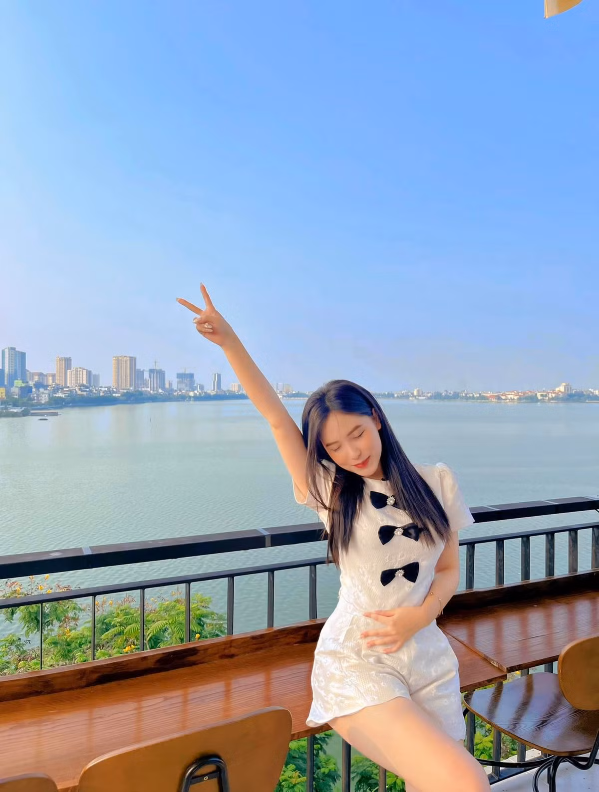 Cuoi tuan ngoi dau: Quan cafe tone am chuan mua thu