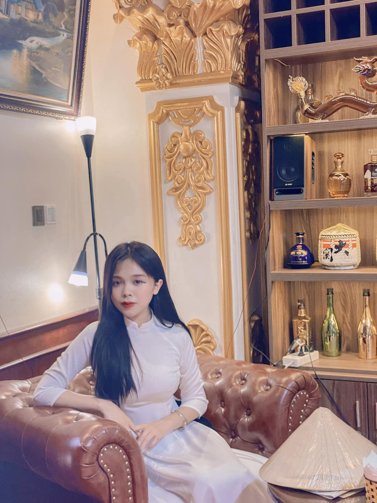 Quán có cả bàn ghế ngoài trời và trong nhà. Vì ở trong khu đô thị nên sẽ không quá đông người qua lại, nên bạn có thể tự do, thoải mái chụp hình. Ảnh: Phạm Trang Nhung