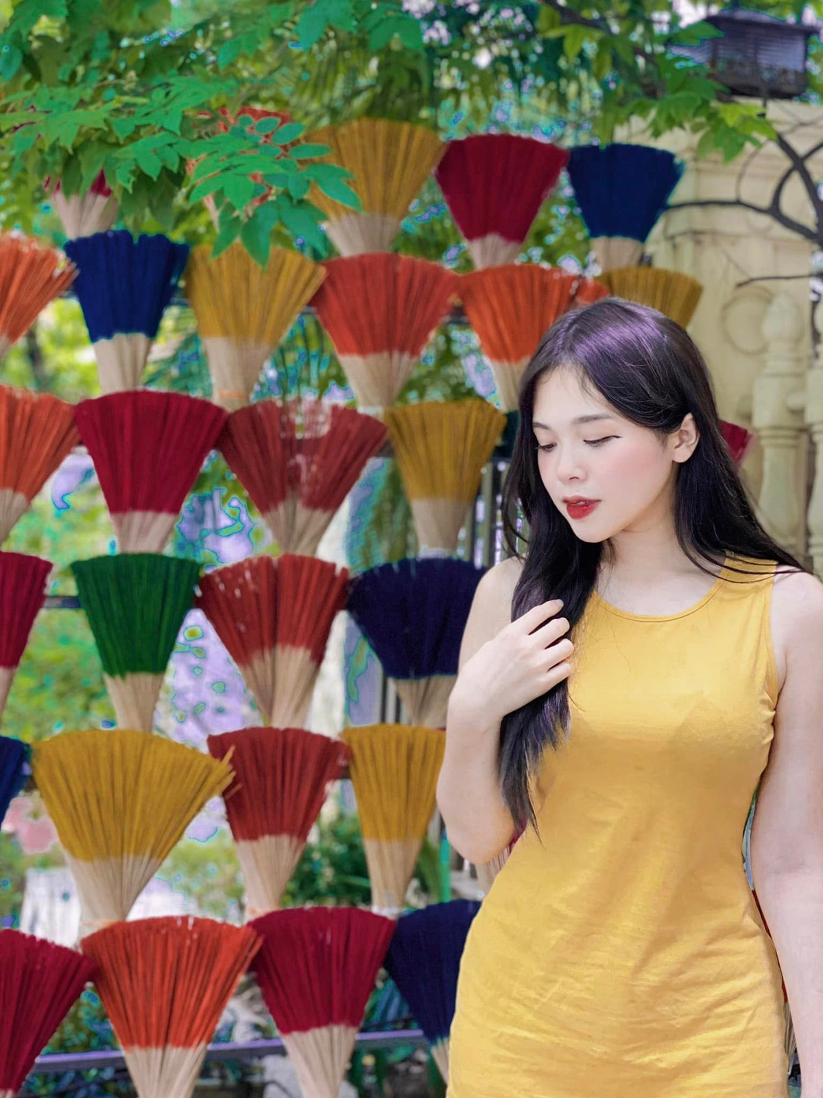 Nhìn không gian bên ngoài quán là kiến trúc Pháp sang trọng nhưng bước chân vào, quán lại mang đậm nét Huế mộng mơ. Ảnh: Phạm Trang Nhung