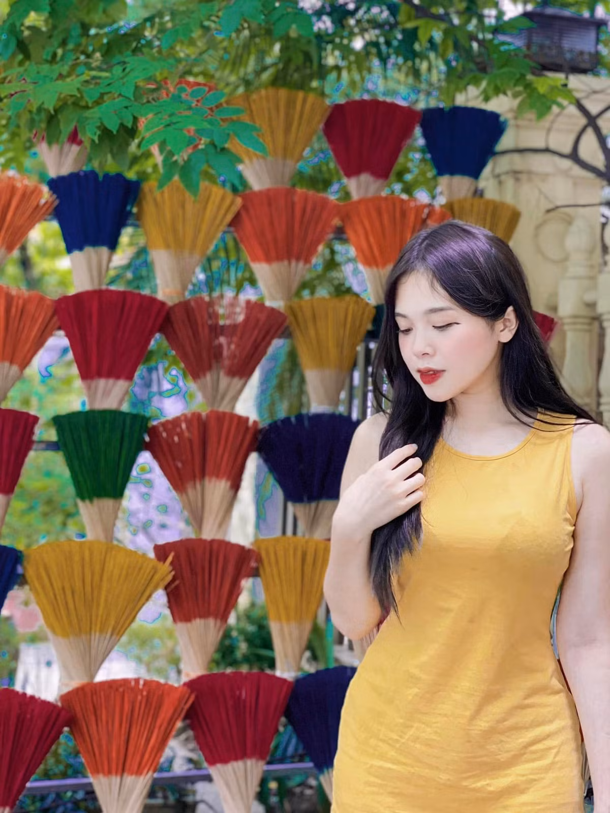 Nhìn không gian bên ngoài quán là kiến trúc Pháp sang trọng nhưng bước chân vào, quán lại mang đậm nét Huế mộng mơ. Ảnh: Phạm Trang Nhung