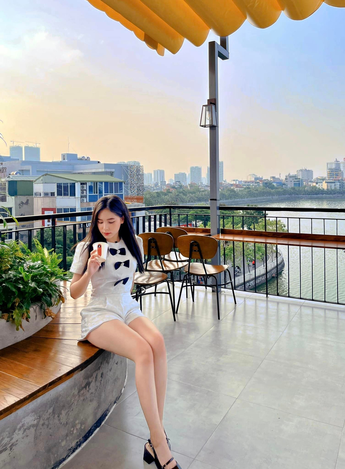 Quán gồm ba tầng (tầng 1,2 và 6) với view hướng ra hồ Tây. Đây có thể coi là quán cafe "sống ảo" thú vị cho dịp cuối tuần. Ảnh: Tú Anh