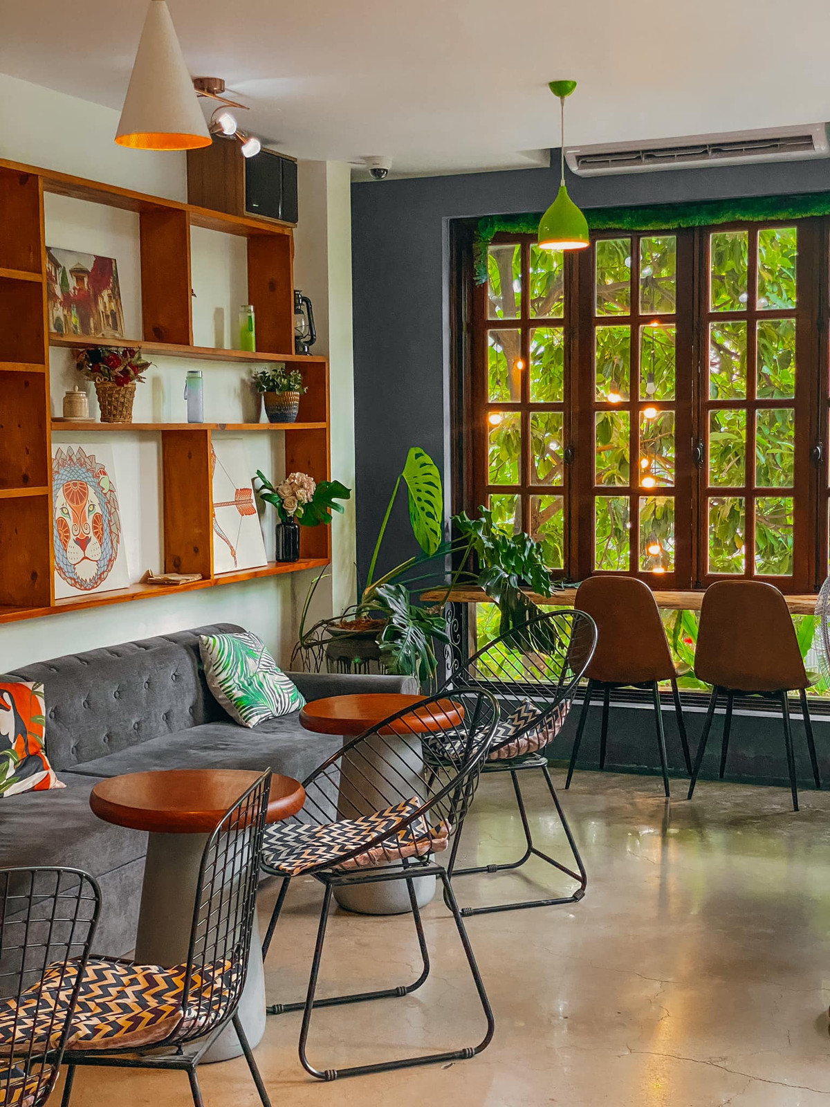 Giữa "biệt thự" đầy cây và nắng này, bạn có thể nhâm nhi một cốc trà thanh nhẹ tươi mát và chụp nhưng bức ảnh thật chill. Địa chỉ: No14, LK15 Dịch vụ Hà Trì - Hà Đông - Hà Nội. Ảnh: Thu Trangg