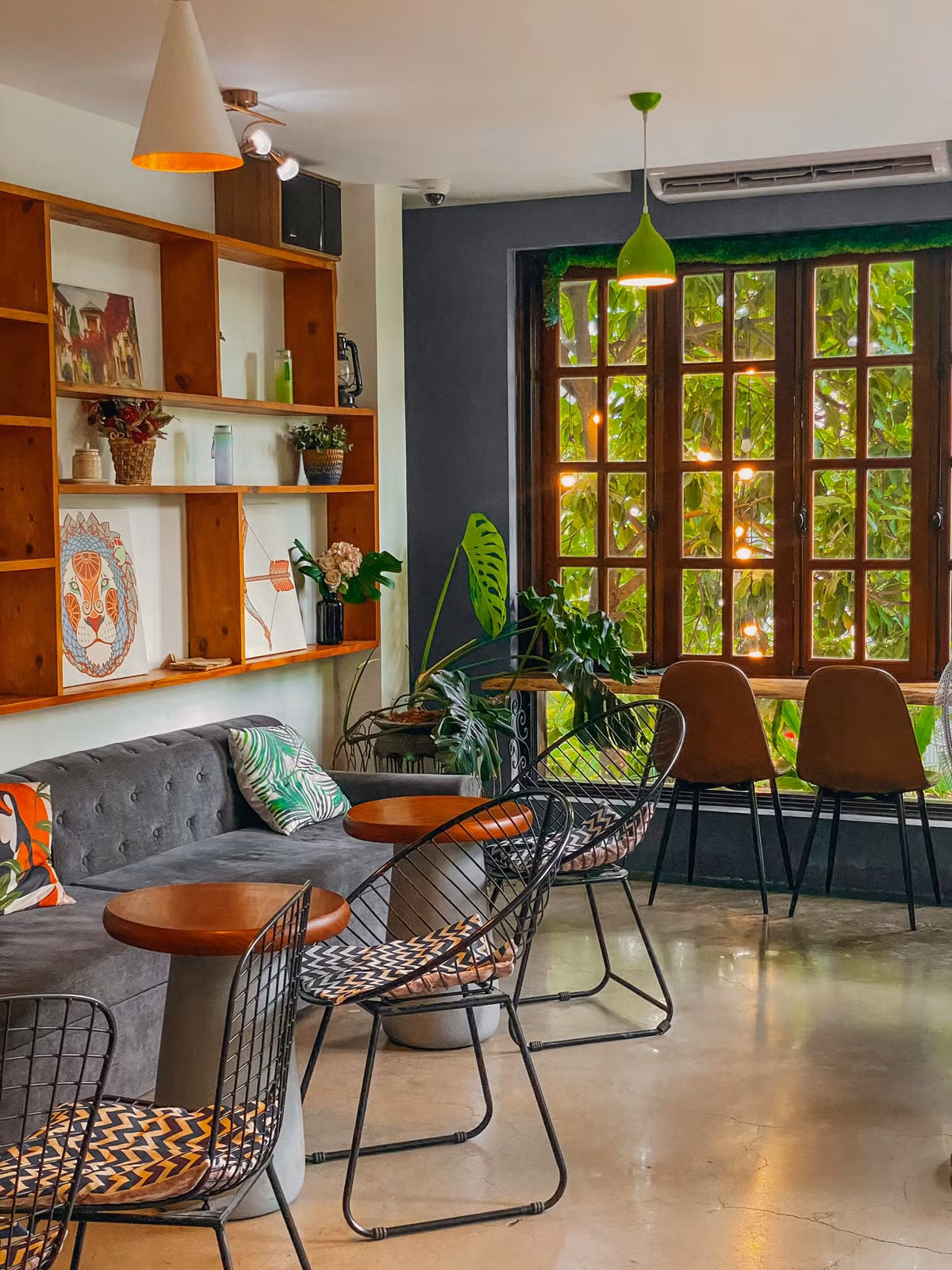 Giữa "biệt thự" đầy cây và nắng này, bạn có thể nhâm nhi một cốc trà thanh nhẹ tươi mát và chụp nhưng bức ảnh thật chill. Địa chỉ: No14, LK15 Dịch vụ Hà Trì - Hà Đông - Hà Nội. Ảnh: Thu Trangg