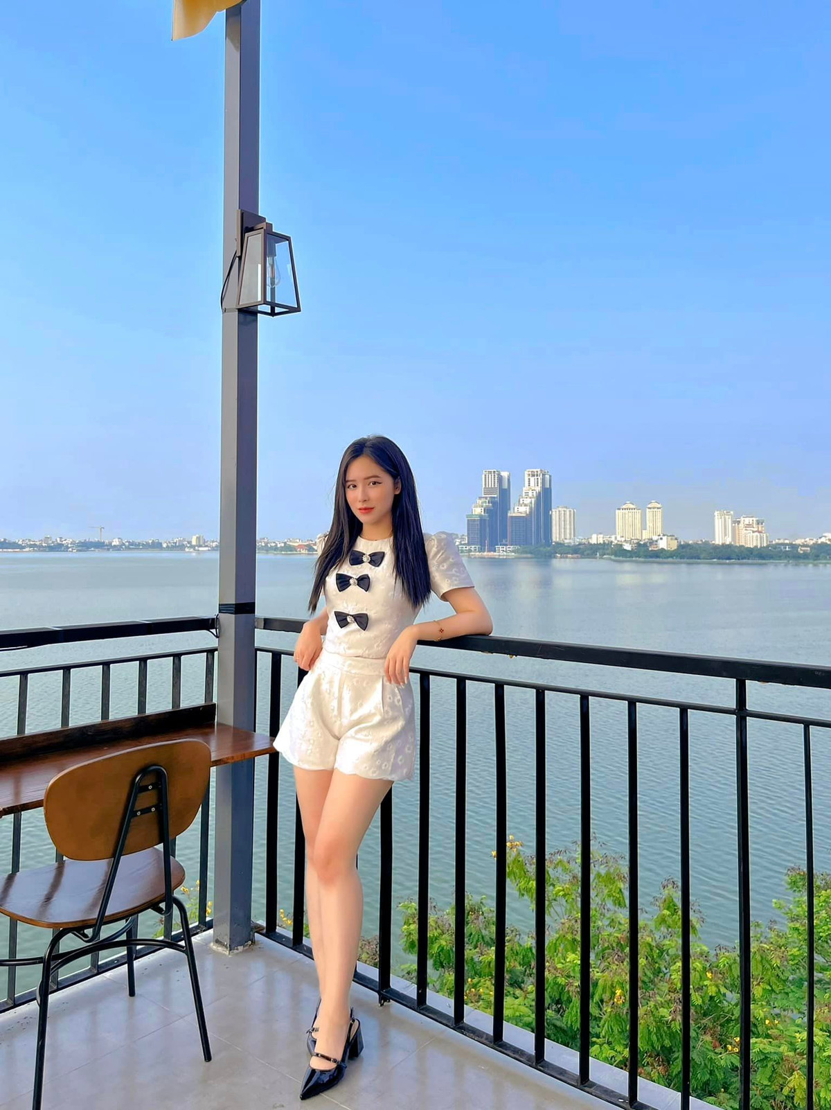 Với gam màu chủ đạo là nâu, vàng, cam và các list nhạc Lofi, Lofi House là quán cafe luôn hướng tới sự yên bình, ấm cúng, tạo cảm giác thật "chill" cho khách hàng. Ảnh: Tú Anh