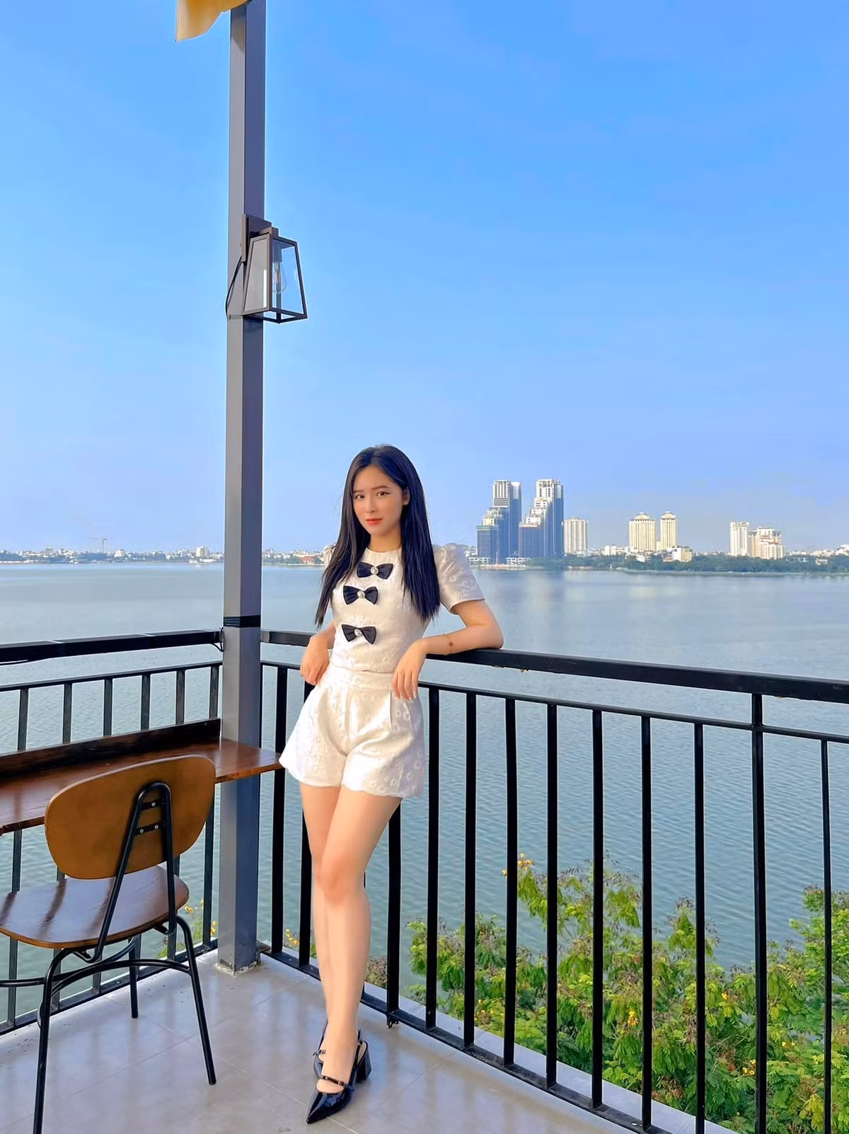 Với gam màu chủ đạo là nâu, vàng, cam và các list nhạc Lofi, Lofi House là quán cafe luôn hướng tới sự yên bình, ấm cúng, tạo cảm giác thật "chill" cho khách hàng. Ảnh: Tú Anh