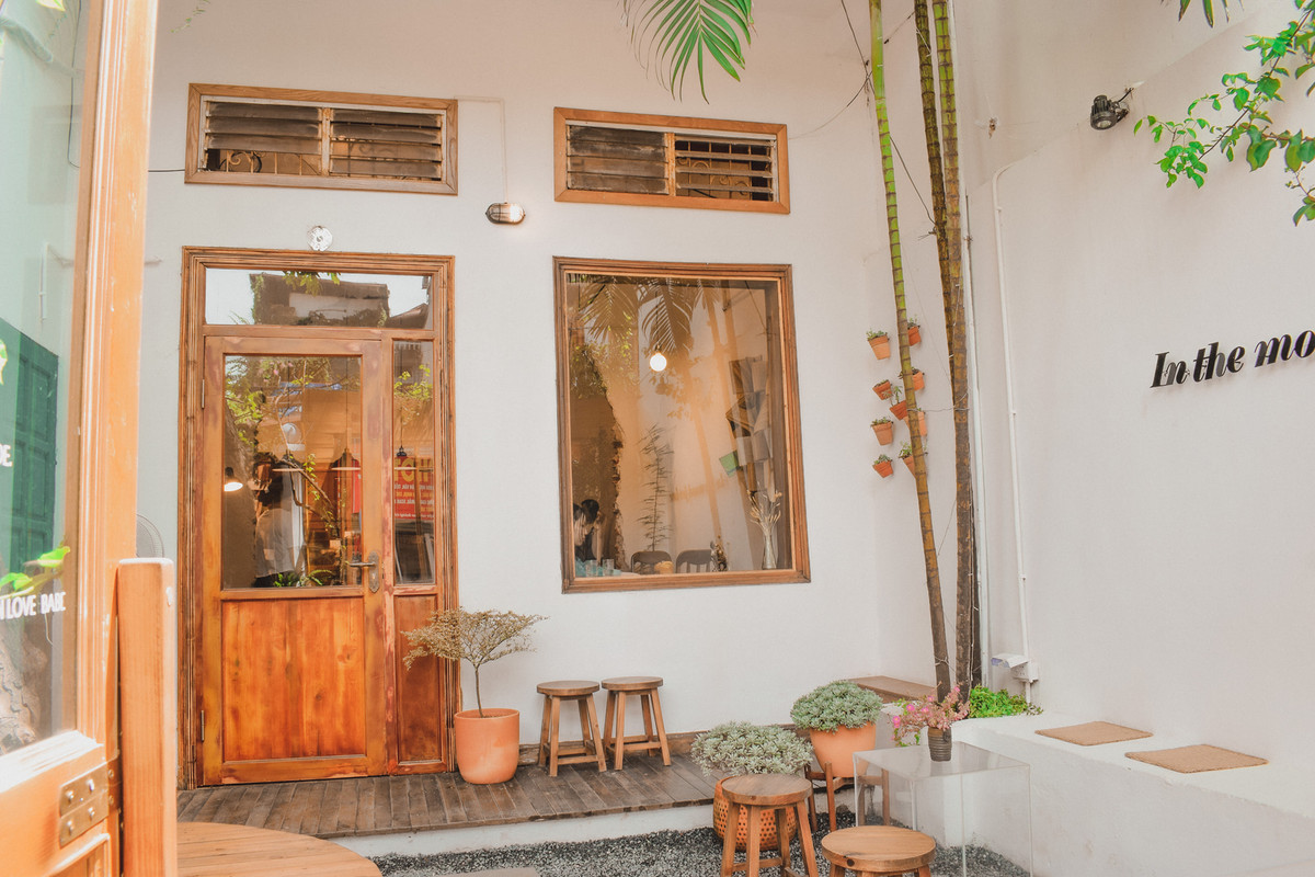 Bên trong quán được trang trí khá đơn giản với tông màu vàng chủ đạo, mang lại cảm giác ấm cúng và thân thuộc như ở nhà. Địa chỉ: Số 12 ngõ 43 Nguyễn Phong Sắc - Cầu Giấy - Hà Nội. Ảnh: Phương Thanh