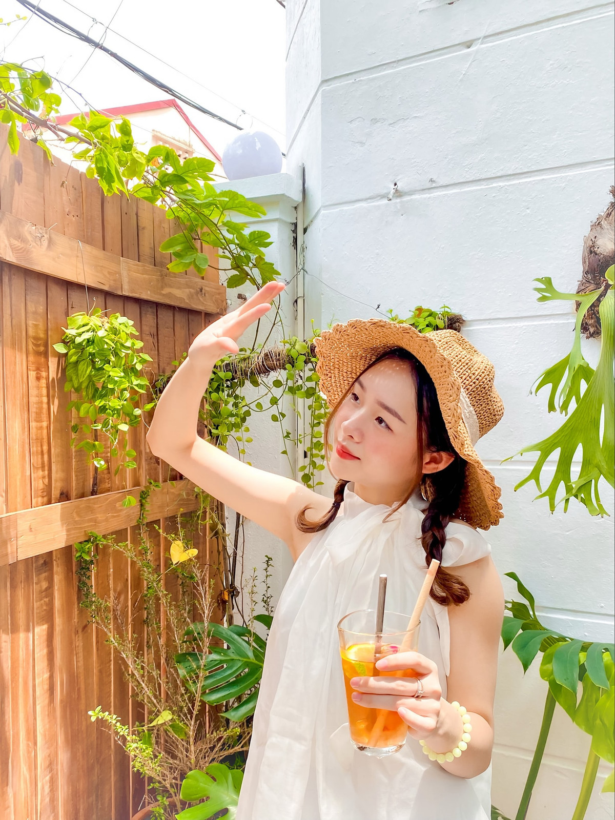 Bạn chỉ cần cầm máy lên là có được vô vàn bức ảnh xinh với giàn hoa. Ảnh: Phương Thanh