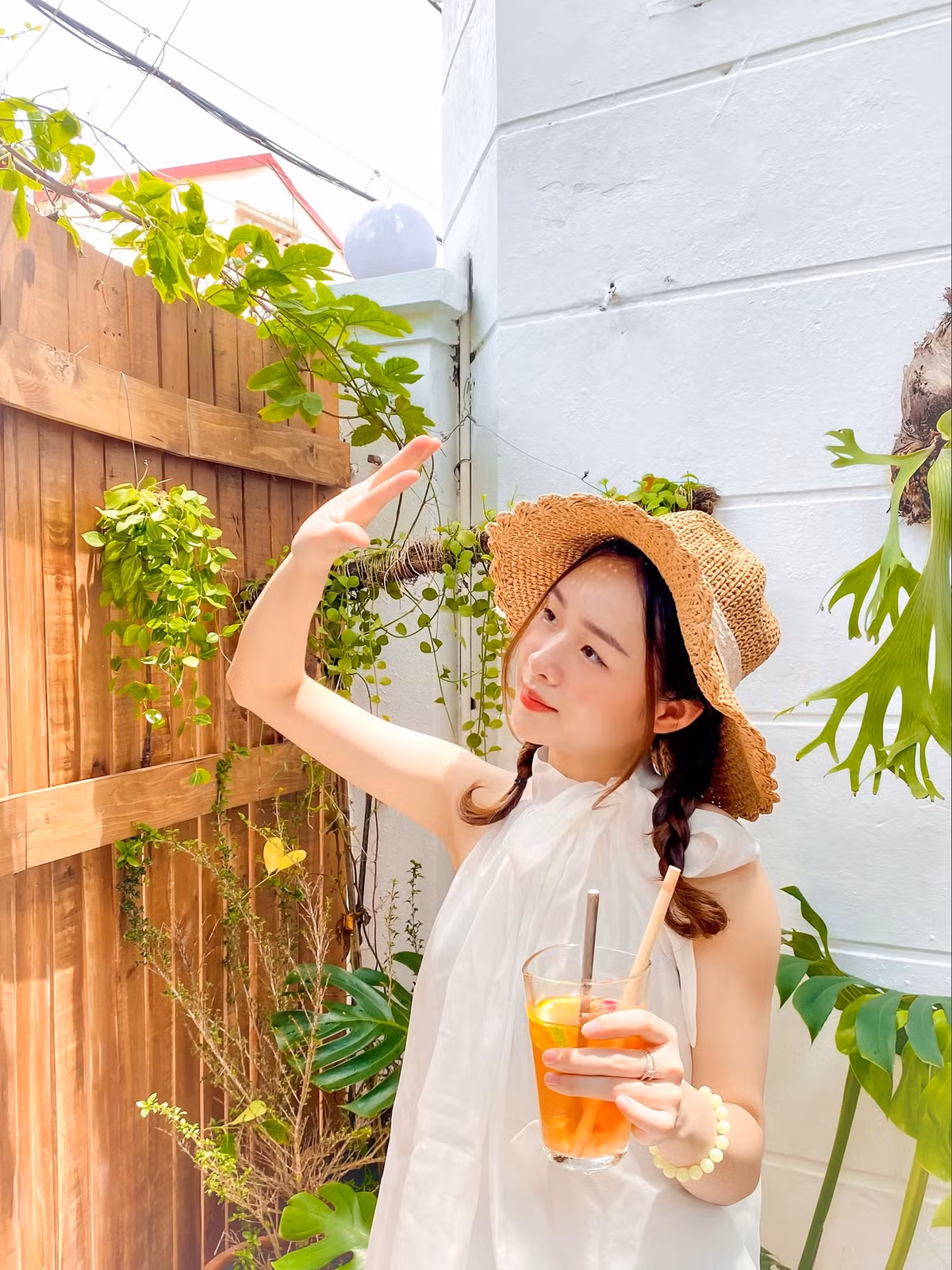 Bạn chỉ cần cầm máy lên là có được vô vàn bức ảnh xinh với giàn hoa. Ảnh: Phương Thanh