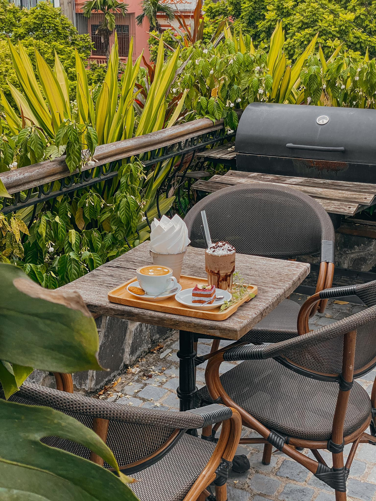 Bước vào không gian ngập tràn ánh nắng và cây xanh, bạn có thể chọn cho mình một góc riêng tư để đọc sách, cùng bàn bè hàn huyên. Ảnh: Thu Trangg