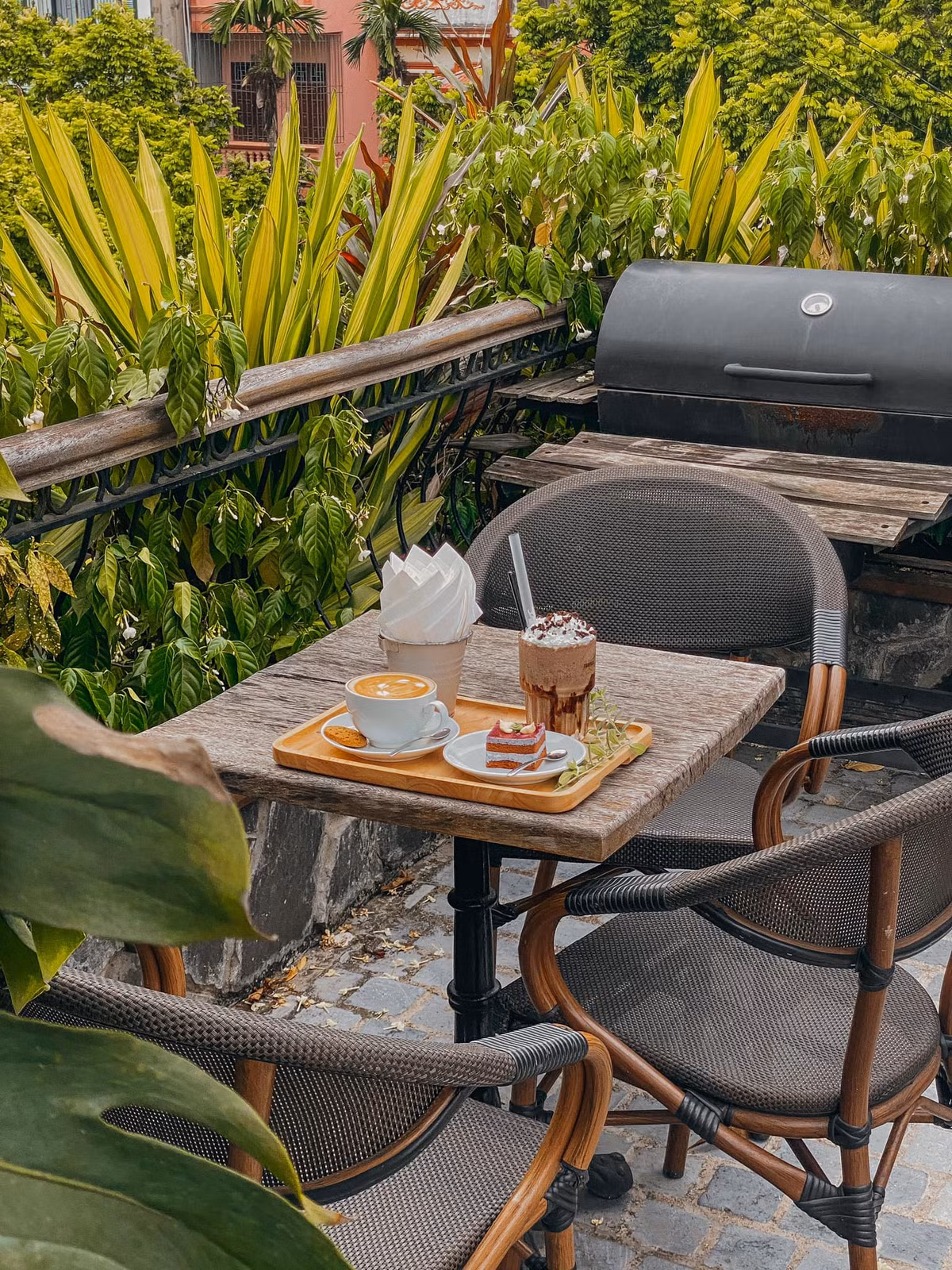 Bước vào không gian ngập tràn ánh nắng và cây xanh, bạn có thể chọn cho mình một góc riêng tư để đọc sách, cùng bàn bè hàn huyên. Ảnh: Thu Trangg