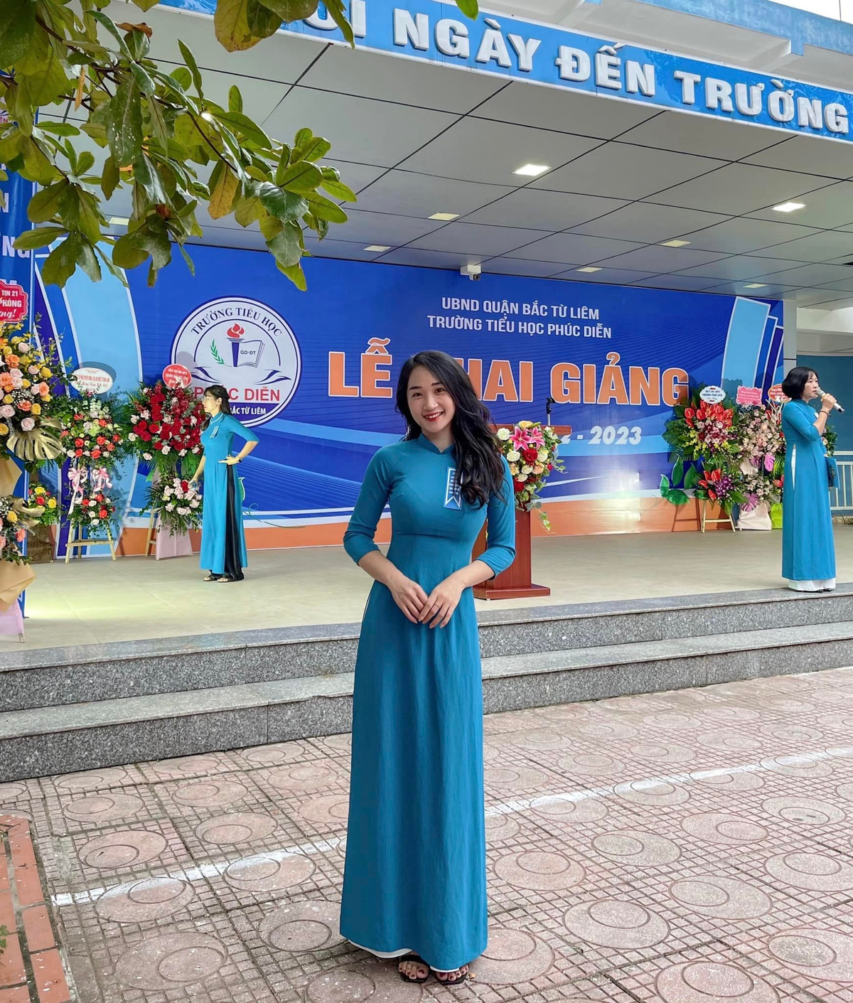 Mới đây trong ngày khai giảng, cô giáo Phương Thảo đã chia sẻ khoảnh khắc diện áo dài màu xanh da trời, tạo dáng xinh đẹp ngay tại buổi lễ của trường mà cô đang công tác.