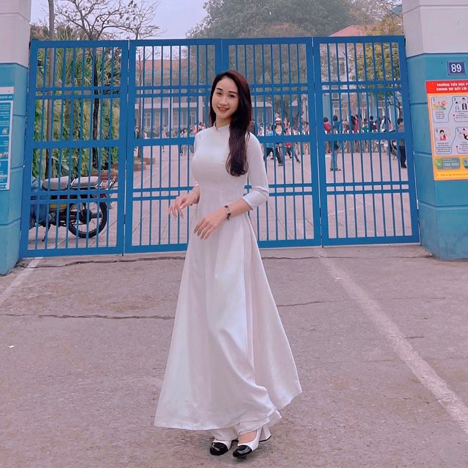 Vốn xinh đẹp nên hình ảnh dịu dàng khác ngày thường này của Phương Thảo đã nhận về vô số lời khen ngợi nhan sắc.