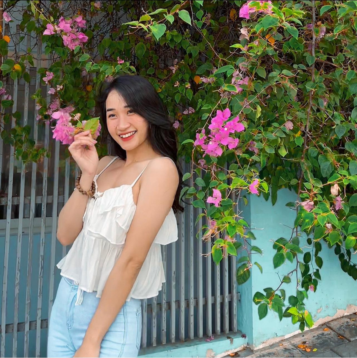 Khi lên lớp, Lưu Thị Phương Thảo ăn vận chuẩn mực. Cô giáo tiểu học xinh đẹp trong tà áo dài truyền thống.