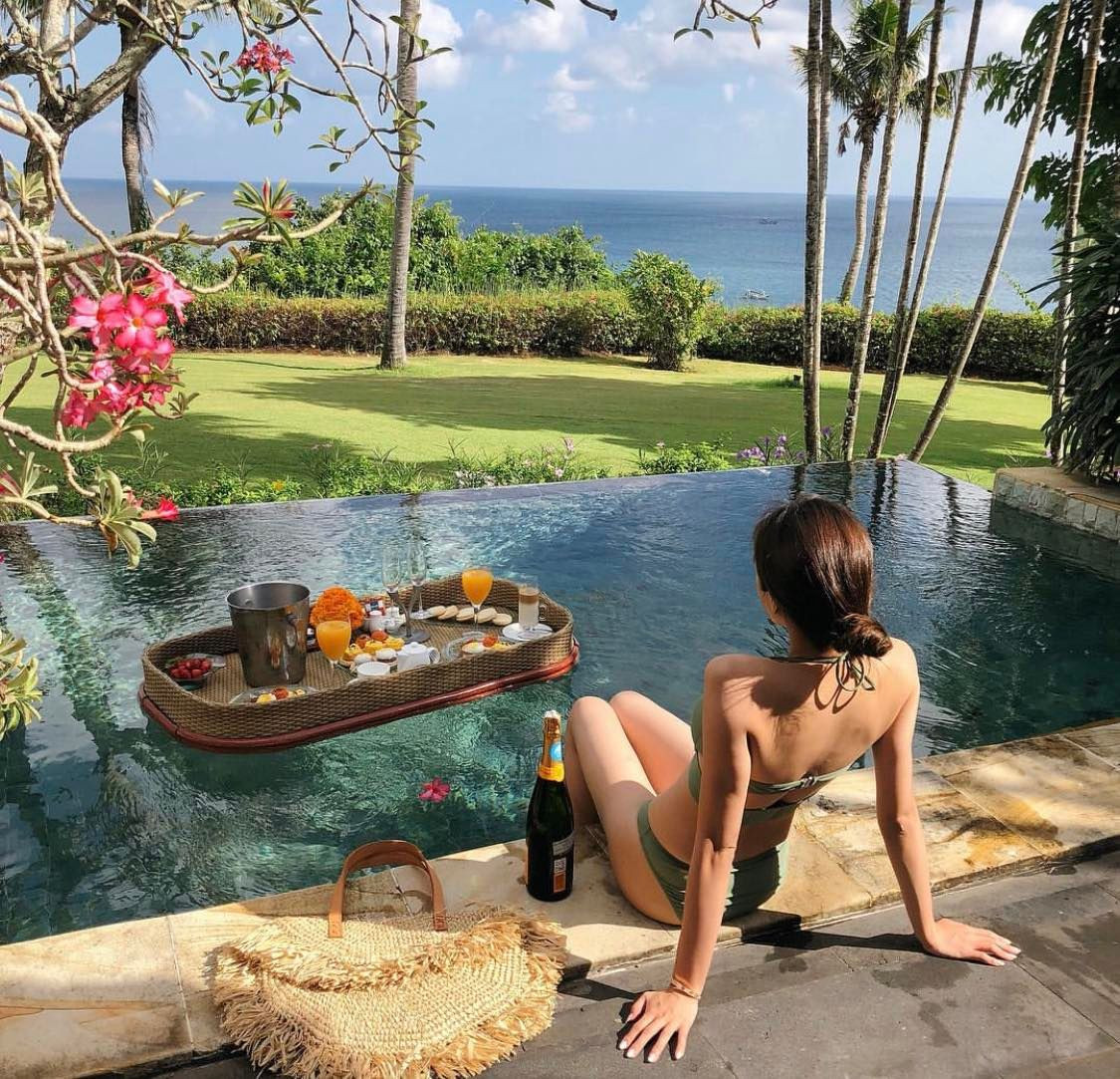 Hiện tại Vicky đã kết hôn và sinh con trai đầu lòng nhưng vẫn khiến bao người ngưỡng mộ vì quá trẻ đẹp và được ông xã yêu chiều hết mức.