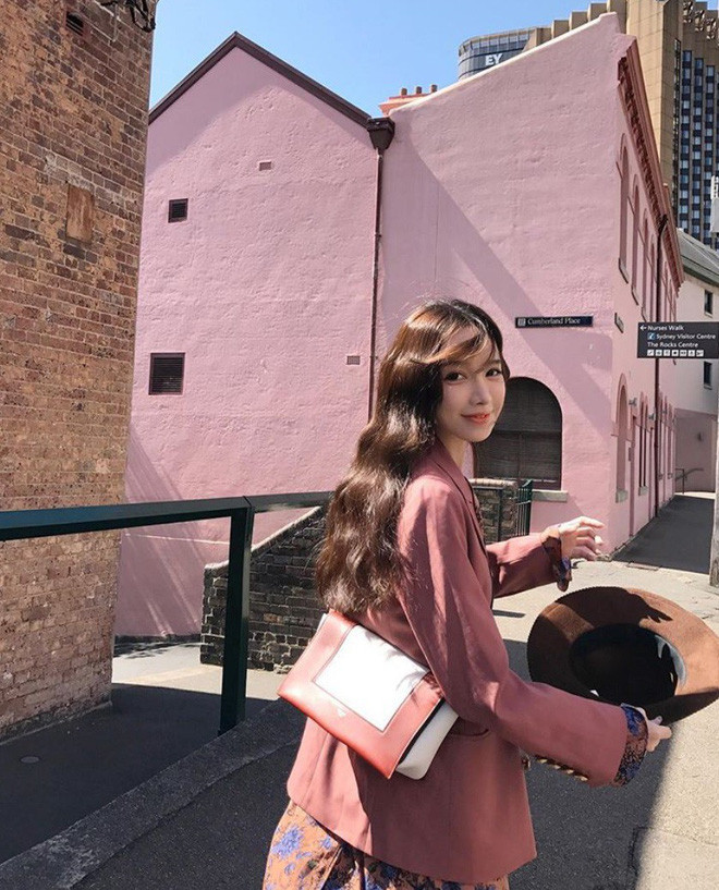 Sở hữu gương mặt xinh đẹp, gu thời trang hiện đại cùng những “núi” hàng hiệu đắt tiền, Vicky sở hữu hàng triệu lượt theo dõi trên MXH.