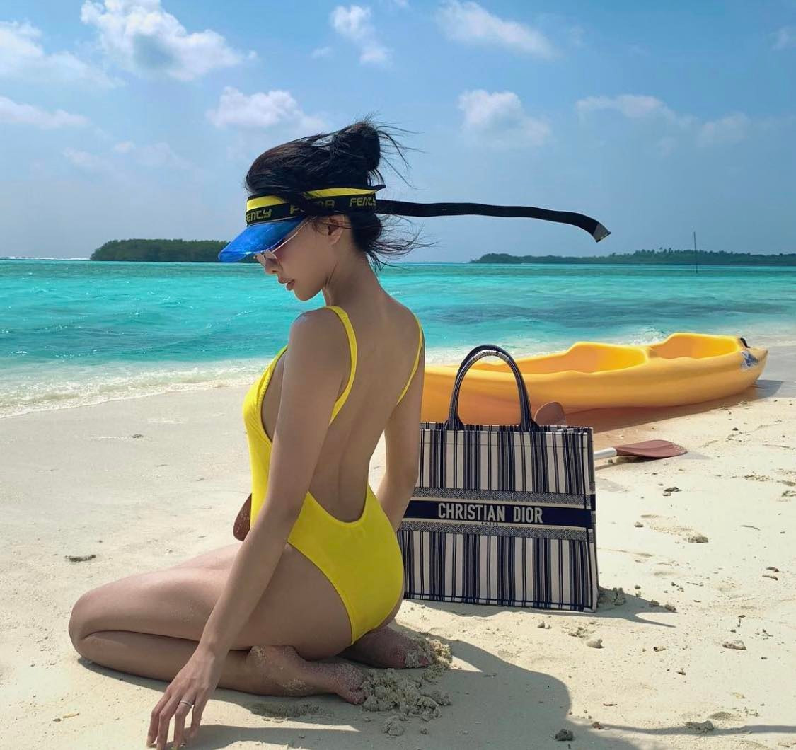 Vicky có sở thích sưu tập hàng hiệu, đi du lịch sang chảnh và ăn những món ăn đắt đỏ tại các resort, khách sạn nổi tiếng.