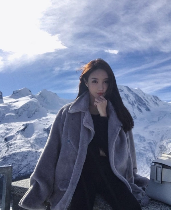 Giờ đây, Vicky không chỉ khoe túi hiệu, giày hiệu, những cuộc vui chơi đốt tiền trên du thuyền mà trở thành một người mẹ dịu dàng bên con, cô vợ trẻ đằm thắm bên chồng, gia đình của họ lúc nào cũng tràn ngập niềm vui, tiếng cười.