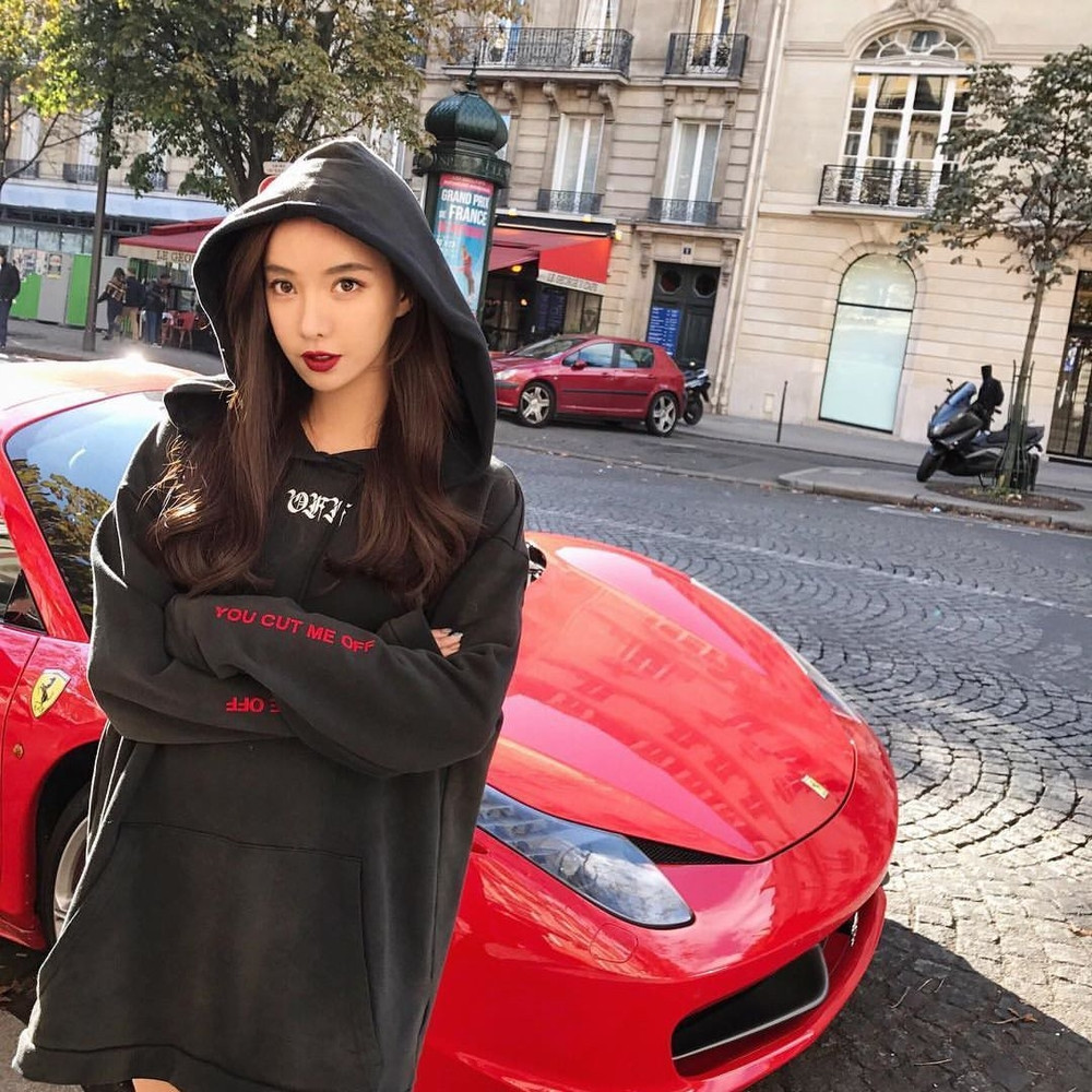 Đã kết hôn nhưng sức hút của Vicky không hề giảm đi khi cô liên tục chia sẻ những chuyến nghỉ dưỡng bên chồng và con trai cùng khối hàng hiệu khổng lồ.