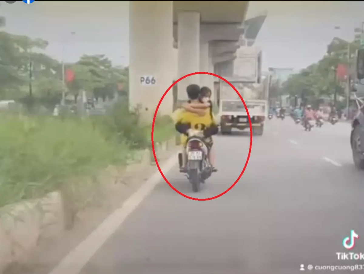 Đoạn clip dài 26 giây ghi lại cảnh nam thanh niên đi xe máy lạng lách trên phố, không đội mũ bảo hiểm gây bức xúc. Đáng chú ý, nam thanh niên còn chở theo bạn gái ngồi phía trước, đu bám vào cổ khiến người đi đường không khỏi hốt hoảng.