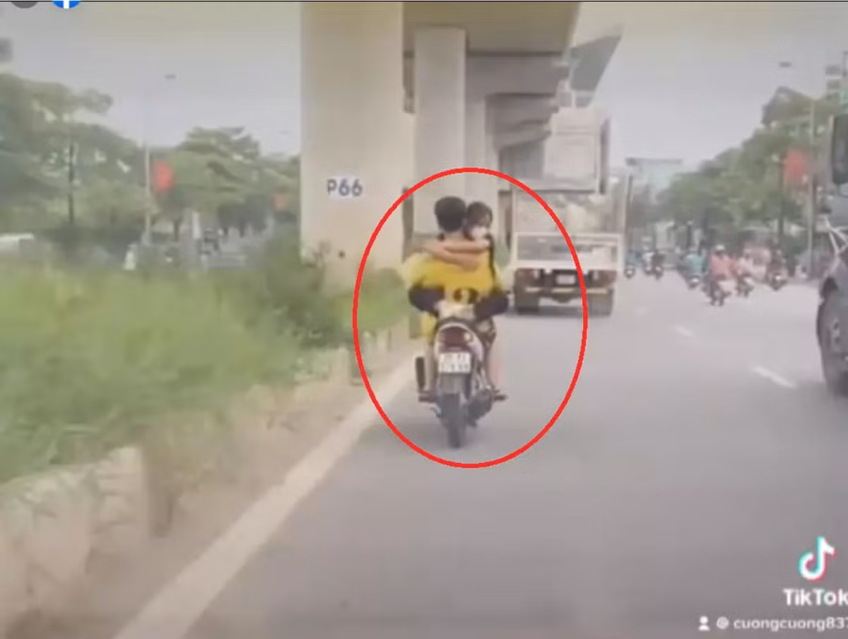 Đoạn clip dài 26 giây ghi lại cảnh nam thanh niên đi xe máy lạng lách trên phố, không đội mũ bảo hiểm gây bức xúc. Đáng chú ý, nam thanh niên còn chở theo bạn gái ngồi phía trước, đu bám vào cổ khiến người đi đường không khỏi hốt hoảng.