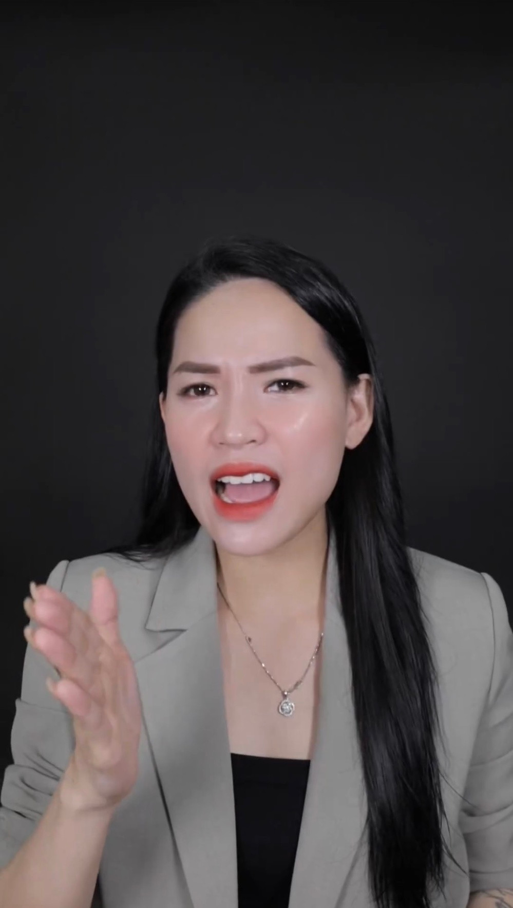 "Chiến thần review" Võ Hà Linh đã chính thức lên tiếng để giải thích và làm rõ về các ý kiến trái chiều xung quanh công việc review của cô. Hà Linh cho rằng, việc nhiều người chỉ đọc những dòng tiêu đề tóm tắt của nhiều trang mạng xã hội mà không xem hết clip của cô đã dẫn đến hiểu lầm nữ YouTuber luôn chê các thương hiệu, sản phẩm để thu hút sự chú ý. Ảnh: Tổng hợp